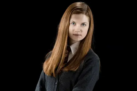 Ginny Weasley, jedna z kluczowych postaci z serii Harry Potter, w szkolnym mundurku.