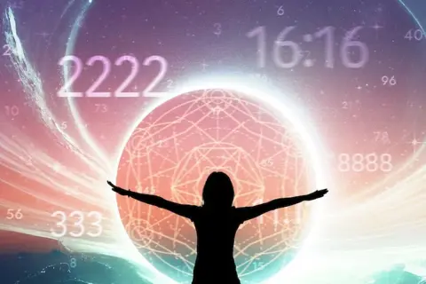 Sylwetka osoby z rozłożonymi rękami na tle kosmicznej wizji z liczbami. 888 znaczenie symbolizuje obfitość i duchowe wsparcie.