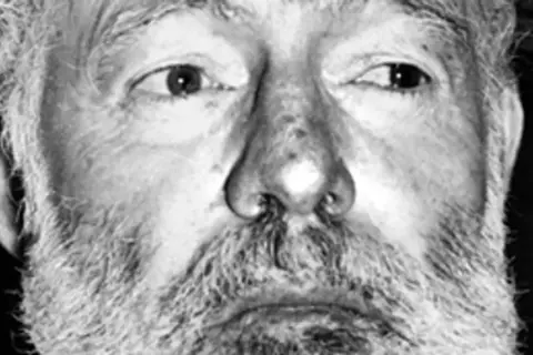 Zbliżenie na twarz Ernesta Hemingwaya z siwą brodą i zmarszczkami. Ciekawe fakty o pisarzu.