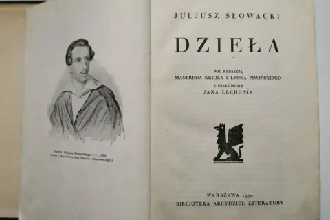 Otwarta księga z portretem Juliusza Słowackiego i tytułem "Dzieła". To wydanie zawiera jego najważniejsze utwory.