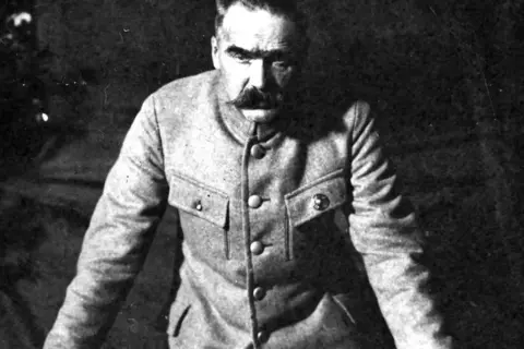 Józef Piłsudski w mundurze, z charakterystycznym wąsem. Jego spojrzenie zdaje się pytać, co powiedział Piłsudski o narodzie.