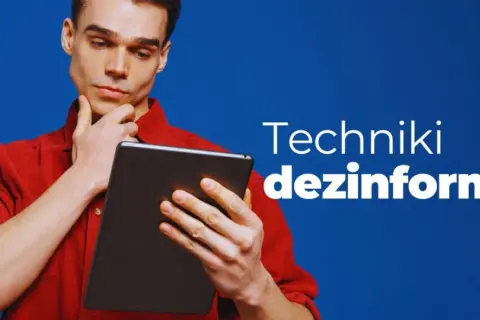 Mężczyzna zamyślony nad tabletem, obok symbol ostrzeżenia i napis "Techniki dezinformacji". Uważaj na demagogię w sieci.
