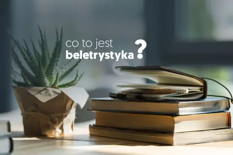 Książki i roślina na biurku, a nad nimi pytanie: "co to jest beletrystyka?".