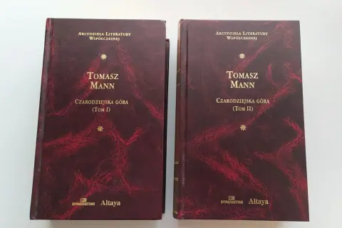 Dwa tomy "Czarodziejskiej Góry" Tomasza Manna, arcydzieła literatury.