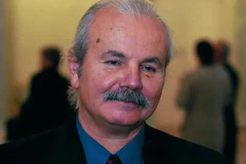 Portret Marka Kotańskiego, który inspirował się książkami o terapii.