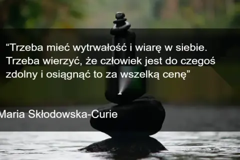 Kamienie ułożone w stos symbolizują wytrwałość i wiarę w siebie, jak w cytacie motywacyjnym Marii Skłodowskiej-Curie.