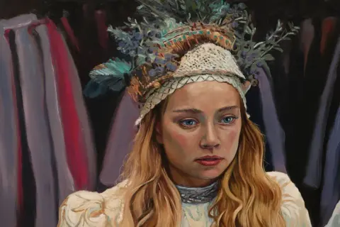 Portret młodej dziewczyny, Jagny, w wianku z jagód i liści. Jej niebieskie oczy patrzą w dół, a na twarzy maluje się zaduma.