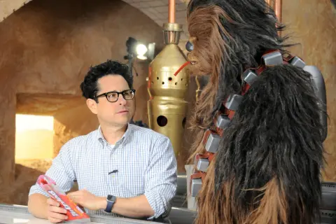 J.J. Abrams w towarzystwie Chewbakki, być może omawiają strategię na Tatooine.