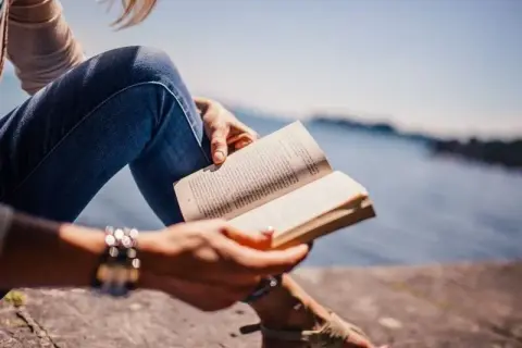 Czy literatura uczy człowieka jak żyć? Odkryj jej moc moralną