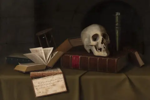 Czaszka na książkach, świeca i listek z cytatem z Szekspira przypominają o przemijaniu. Memento mori.