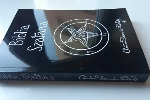 Czarna okładka Biblii Szatana z pentagramem i podpisem Antona Szandora LaVeya.