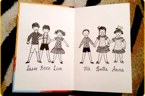 Ilustracja przedstawia dzieci z Bullerbyn: Lasse, Bosse, Lisa, Olle, Britta i Annę, trzymające się za ręce.