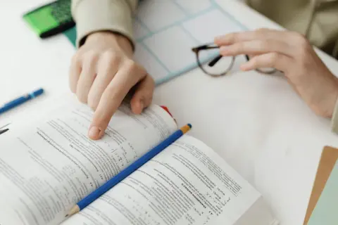 Matematyka, literatura i hazard – jak pisarze opisują prawdopodobieństwo i co z tego wynika
