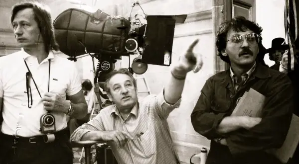 Na planie filmowym, gdzie Allan Starski tworzy swoje scenografie, reżyser wskazuje kierunek.
