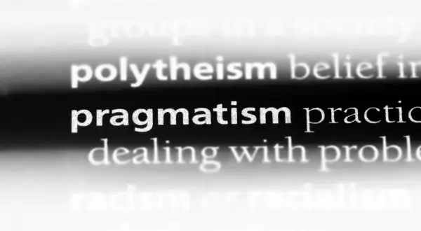 Pragmatyzm: praktyczne podejście do rozwiązywania problemów, zamiast teoretyzowania.