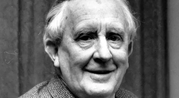 Uśmiechnięty J.R.R. Tolkien, autor Władcy Pierścieni, w tweedowej marynarce.