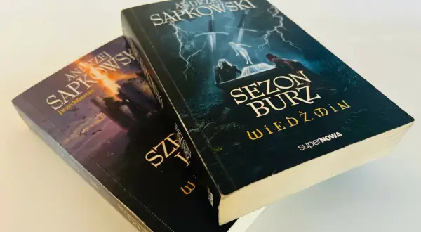 Dwie książki Andrzeja Sapkowskiego: "Sezon burz" i "Saga o Wiedźminie - Przedstawienie".