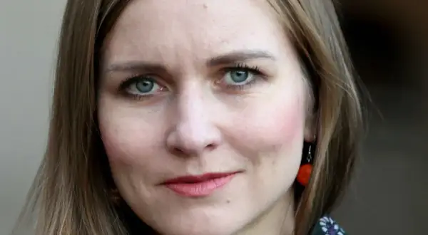 Portret Doroty Masłowskiej. Jej wykształcenie, choć nie widoczne na zdjęciu, kształtuje jej spojrzenie.