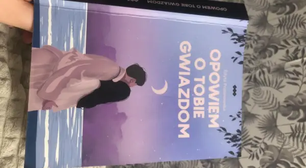Okładka książki "Opowiem o tobie gwiazdom" Edyty Prusinowskiej. Para obejmuje się na tle nocnego nieba z księżycem.
