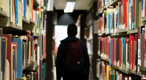 Gdzie szukać literatury do pracy licencjackiej, aby uniknąć problemów?