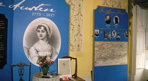 Wystawa o Jane Austen i jej rodzinie. Portret pisarki i drzewo genealogiczne ukazujące jej rodzeństwo.