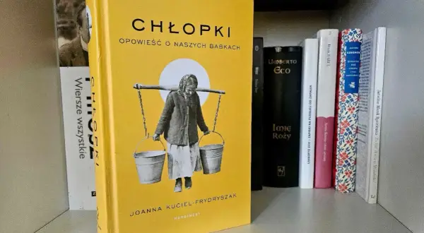 Żółta okładka książki "Chłopki" Joanny Kuciel-Frydryszak, opowieść o naszych babkach, obok innych tytułów współcześni polscy pisarze.