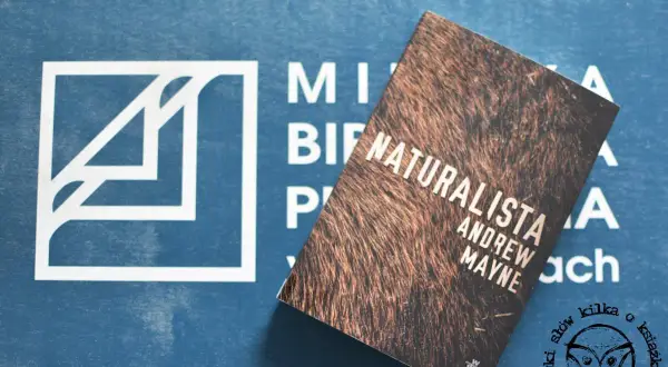 Książka "Naturalista" Andrew Mayne'a na tle logo wydawnictwa. Taka spokojna, czytelnicza idylla.