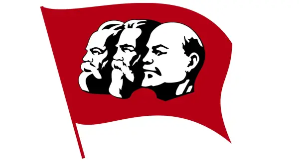 Trzy głowy w profilu na czerwonym tle, symbolizujące ideologię komunistyczną.