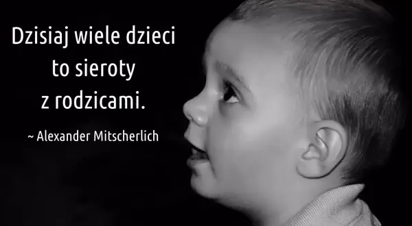 Czarno-białe zdjęcie dziecka z cytatem: "Dzisiaj wiele dzieci to sieroty z rodzicami." Alexander Mitscherlich. #cytatyodzieciach