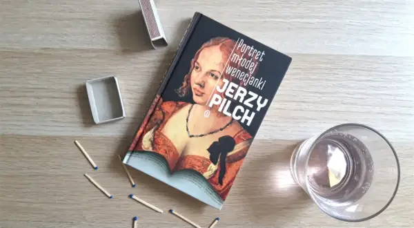 Portret młodej wenecjanki" Jerzego Pilcha, otoczony zapałkami i pustym pudełkiem, czeka na zapalenie iskry czytelniczej.