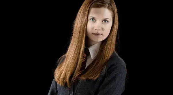 Ginny Weasley, jedna z kluczowych postaci z serii Harry Potter, w szkolnym mundurku.