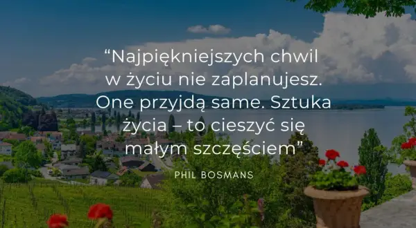 Mądre cytaty o życiu i szczęściu na tle malowniczego krajobrazu z jeziorem i miasteczkiem.