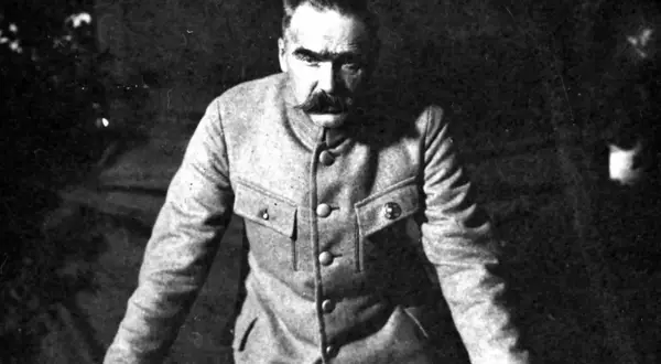 Józef Piłsudski w mundurze, z charakterystycznym wąsem. Jego spojrzenie zdaje się pytać, co powiedział Piłsudski o narodzie.