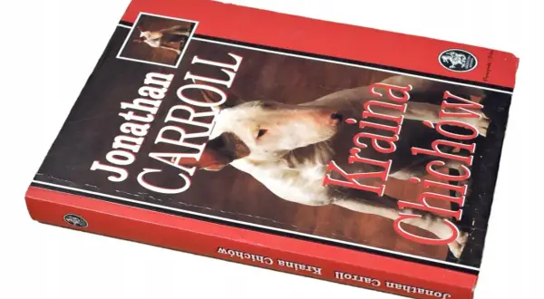 Okładka książki "Kraina Chichów" Jonathana Carrolla z psem rasy bull terrier.