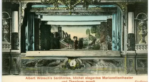 Scena teatru lalek Alberta Wünscha, eleganckie theatrum mundi z zamkiem i postacią.