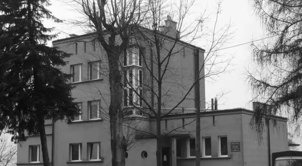 Szare budynki, jak szklane domy przedwiośnie, otoczone nagimi drzewami.