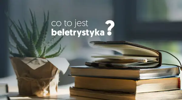 Książki i roślina na biurku, a nad nimi pytanie: "co to jest beletrystyka?".