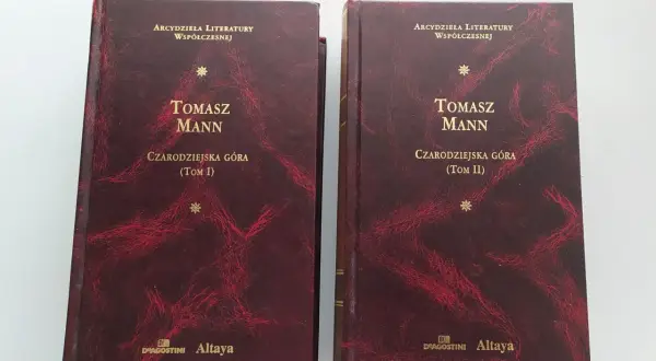 Dwa tomy "Czarodziejskiej Góry" Tomasza Manna, arcydzieła literatury.