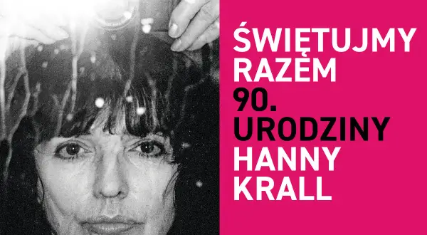 Portret Hanny Krall, która świętuje 90. urodziny. Obok niej widać aparat fotograficzny.