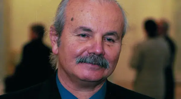 Portret Marka Kotańskiego, który inspirował się książkami o terapii.