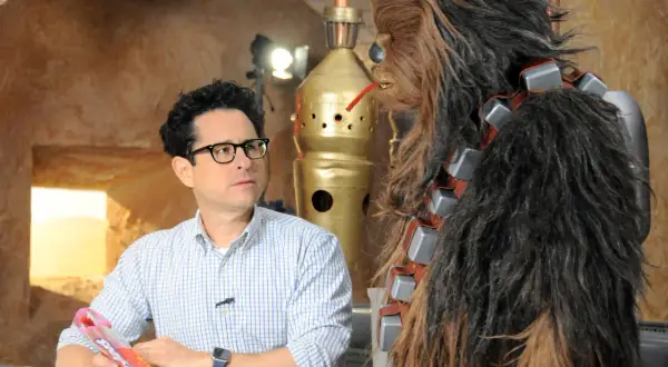 J.J. Abrams w towarzystwie Chewbakki, być może omawiają strategię na Tatooine.