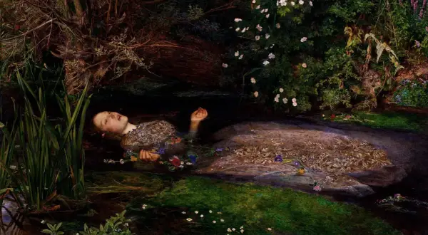 Ofelia, młoda kobieta, dryfuje w wodzie, otoczona kwiatami i zielenią. Jej twarz jest spokojna, a dłonie wyciągnięte.