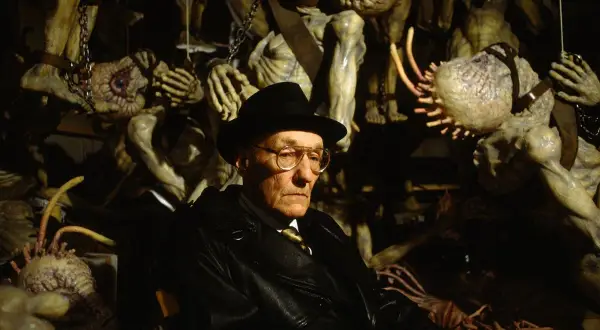 William S. Burroughs w otoczeniu groteskowych, organicznych form, jakby wyjętych z jego powieści.
