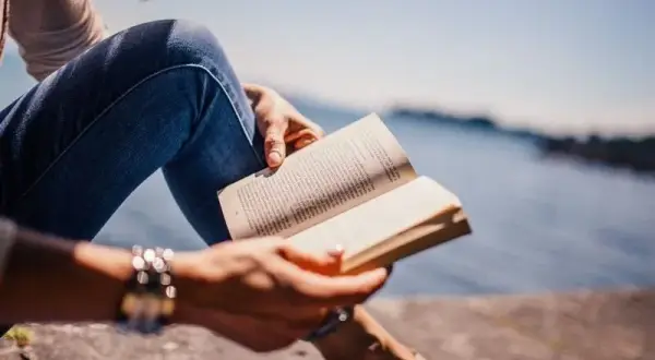 Czy literatura uczy człowieka jak żyć? Odkryj jej moc moralną