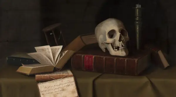 Czaszka na książkach, świeca i listek z cytatem z Szekspira przypominają o przemijaniu. Memento mori.