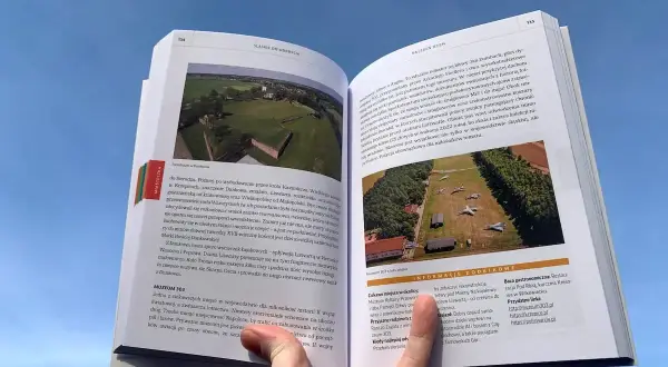 Otwarta książka z ilustracjami i tekstem o historii Śląska. Widać fragmenty o zamkach i lotnictwie. To ciekawe książki po śląsku.