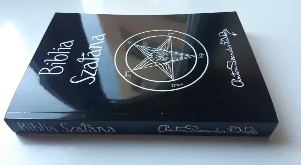Czarna okładka Biblii Szatana z pentagramem i podpisem Antona Szandora LaVeya.