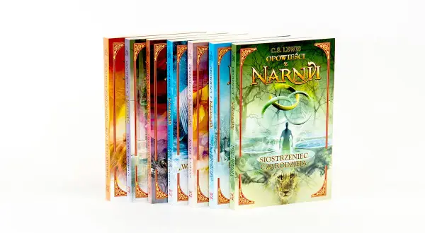 Książki z serii Opowieści z Narnii, w tym "Siostrzeniec Czarodzieja", z Aslanem i magicznym światem.