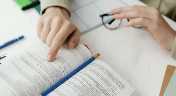 Matematyka, literatura i hazard – jak pisarze opisują prawdopodobieństwo i co z tego wynika