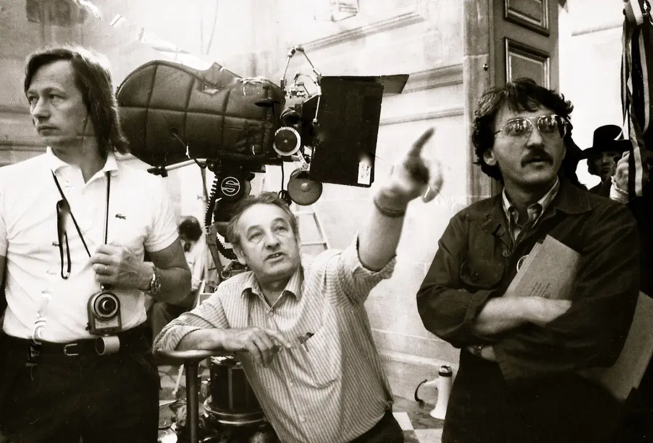 Na planie filmowym, gdzie Allan Starski tworzy swoje scenografie, reżyser wskazuje kierunek.